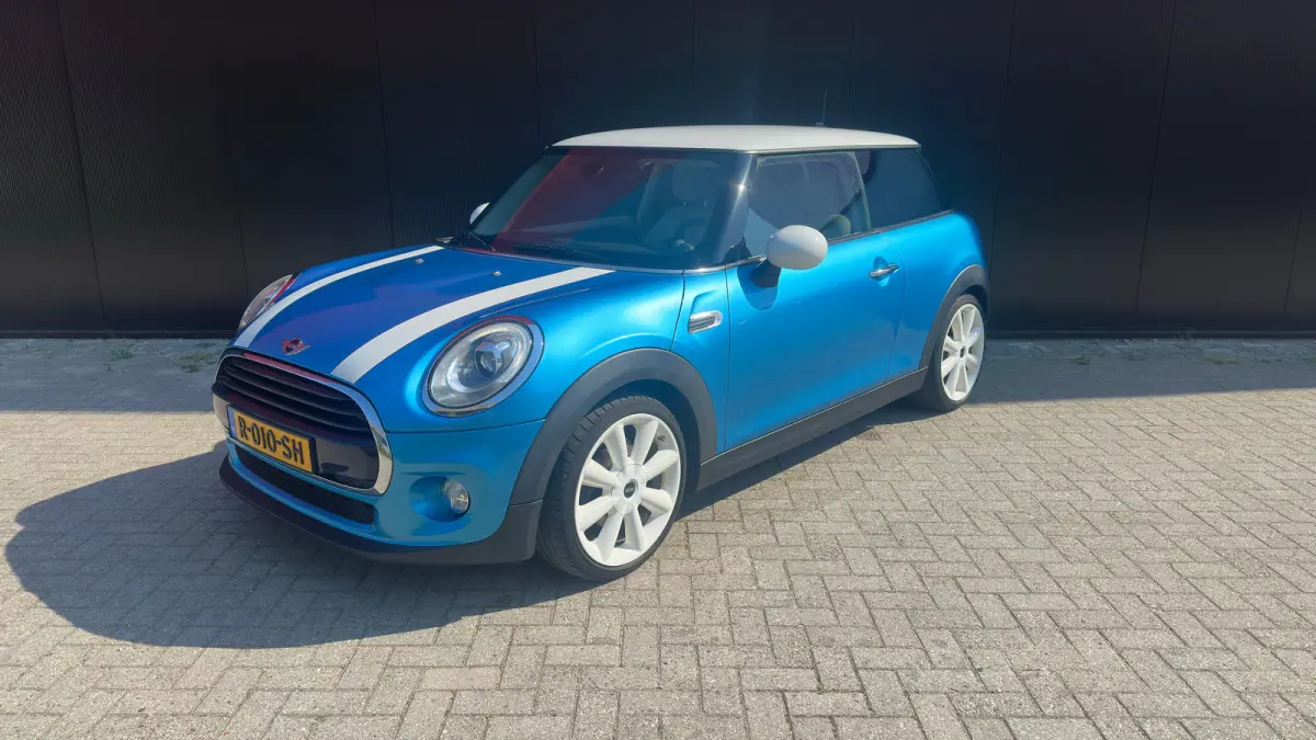 1.5 Cooper Chili Serious Business | Navigatie | Camera | Leder | Verwarmbare voorruit | Verwarmbare stoelen | Getint Glas | 18inch L.M. | | Achterbank in delen neerklapbaar | Achteruitrijcam
