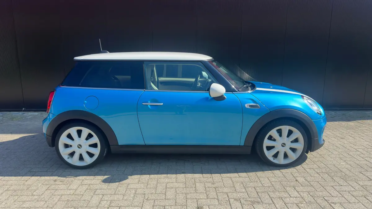 1.5 Cooper Chili Serious Business | Navigatie | Camera | Leder | Verwarmbare voorruit | Verwarmbare stoelen | Getint Glas | 18inch L.M. | | Achterbank in delen neerklapbaar | Achteruitrijcam