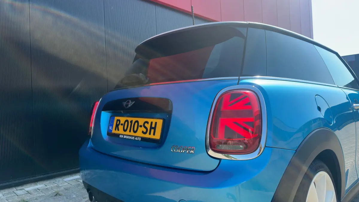 1.5 Cooper Chili Serious Business | Navigatie | Camera | Leder | Verwarmbare voorruit | Verwarmbare stoelen | Getint Glas | 18inch L.M. | | Achterbank in delen neerklapbaar | Achteruitrijcam