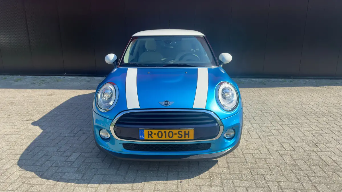 1.5 Cooper Chili Serious Business | Navigatie | Camera | Leder | Verwarmbare voorruit | Verwarmbare stoelen | Getint Glas | 18inch L.M. | | Achterbank in delen neerklapbaar | Achteruitrijcam