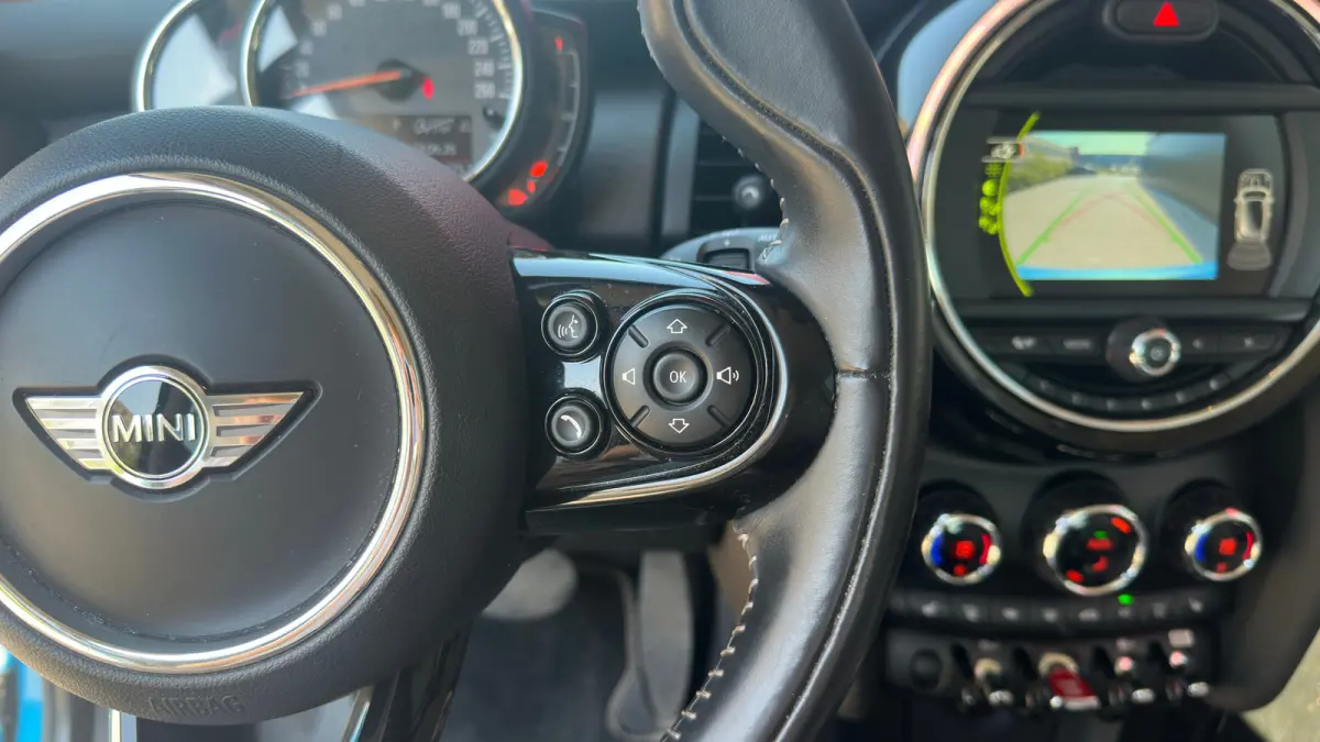 1.5 Cooper Chili Serious Business | Navigatie | Camera | Leder | Verwarmbare voorruit | Verwarmbare stoelen | Getint Glas | 18inch L.M. | | Achterbank in delen neerklapbaar | Achteruitrijcam