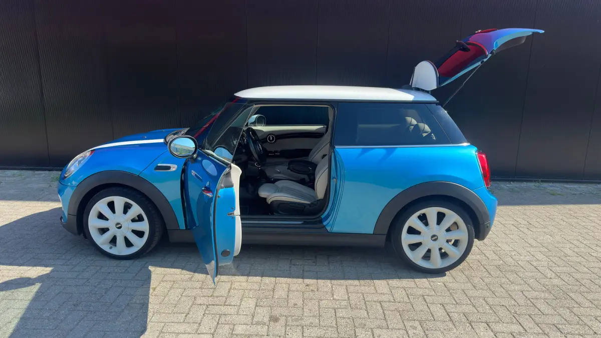 1.5 Cooper Chili Serious Business | Navigatie | Camera | Leder | Verwarmbare voorruit | Verwarmbare stoelen | Getint Glas | 18inch L.M. | | Achterbank in delen neerklapbaar | Achteruitrijcam