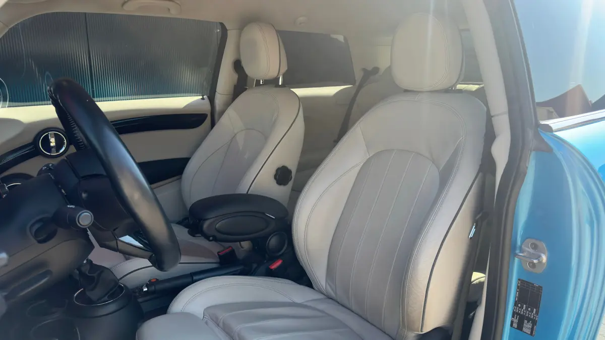 1.5 Cooper Chili Serious Business | Navigatie | Camera | Leder | Verwarmbare voorruit | Verwarmbare stoelen | Getint Glas | 18inch L.M. | | Achterbank in delen neerklapbaar | Achteruitrijcam