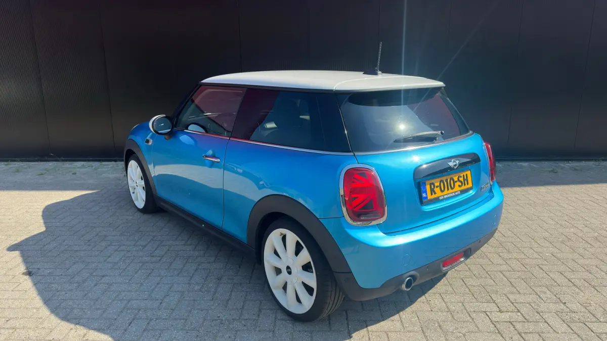 1.5 Cooper Chili Serious Business | Navigatie | Camera | Leder | Verwarmbare voorruit | Verwarmbare stoelen | Getint Glas | 18inch L.M. | | Achterbank in delen neerklapbaar | Achteruitrijcam