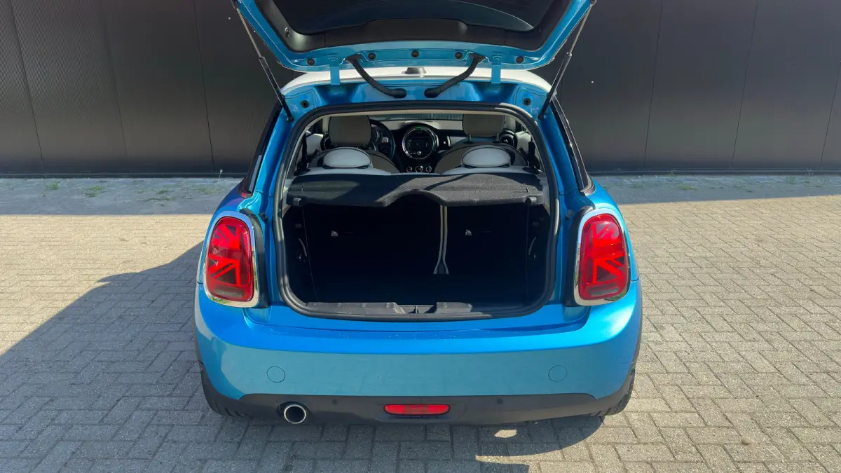 1.5 Cooper Chili Serious Business | Navigatie | Camera | Leder | Verwarmbare voorruit | Verwarmbare stoelen | Getint Glas | 18inch L.M. | | Achterbank in delen neerklapbaar | Achteruitrijcam
