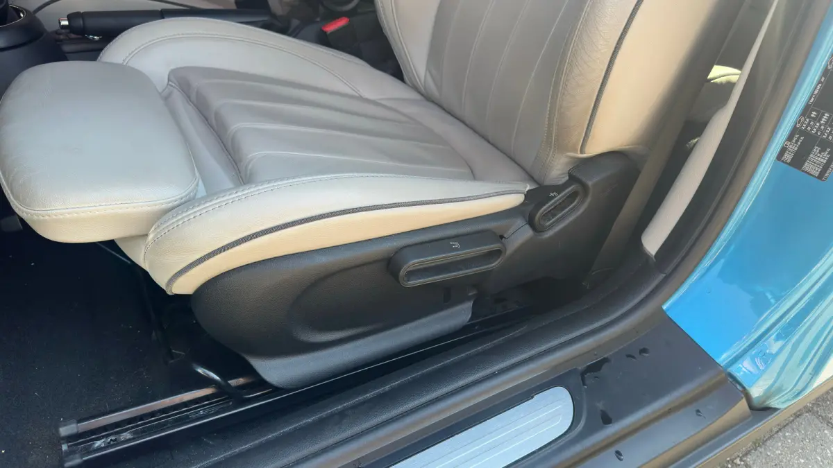 1.5 Cooper Chili Serious Business | Navigatie | Camera | Leder | Verwarmbare voorruit | Verwarmbare stoelen | Getint Glas | 18inch L.M. | | Achterbank in delen neerklapbaar | Achteruitrijcam