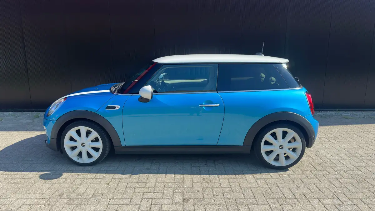 1.5 Cooper Chili Serious Business | Navigatie | Camera | Leder | Verwarmbare voorruit | Verwarmbare stoelen | Getint Glas | 18inch L.M. | | Achterbank in delen neerklapbaar | Achteruitrijcam