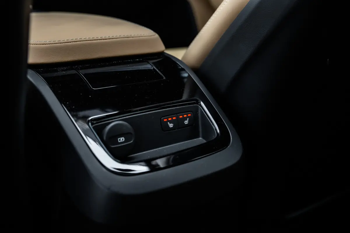 2.0 T8 Plug-in hybrid AWD Ultra Dark | Panoramadak | 360 Camera | Bowers & Wilkins | Stoelventilatie | Leder