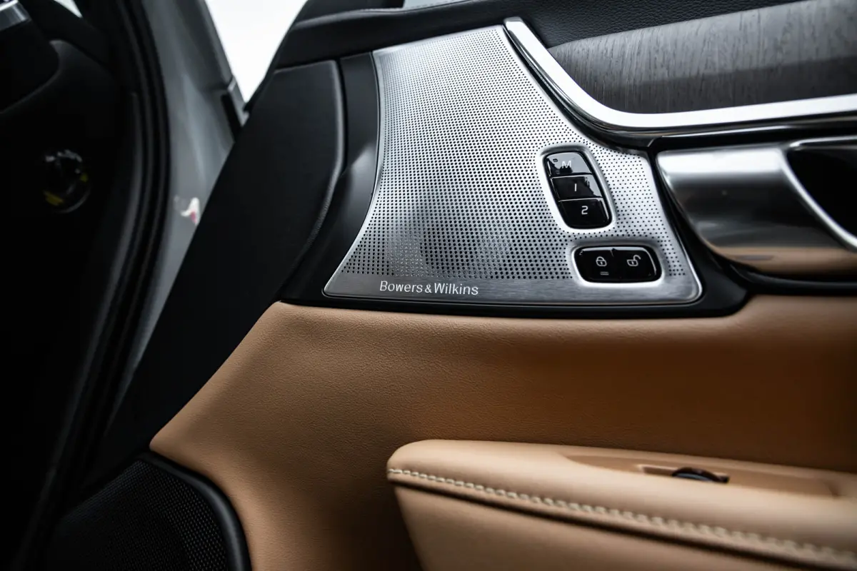 2.0 T8 Plug-in hybrid AWD Ultra Dark | Panoramadak | 360 Camera | Bowers & Wilkins | Stoelventilatie | Leder