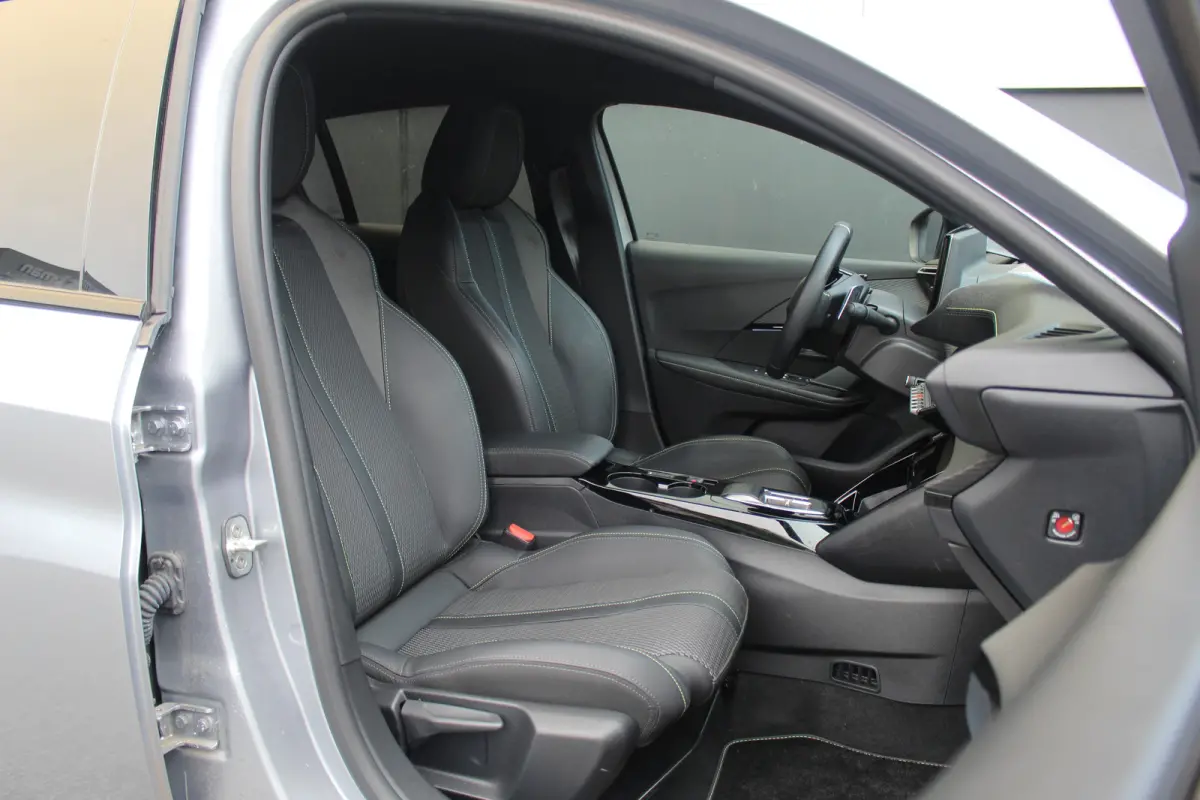 1.2 Hybrid 145 e-DCS6 GT | Adap. Cruise C. | 360 Camera | Navi | Dodehoeksens. | Full-LED | Climate C. | KeyLess | PDC V&A | CarPlay | 17" LMV | Privacy Glass | Adap. Cruise C. | 360 Camera 