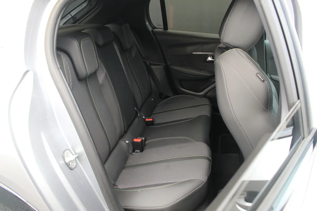 1.2 Hybrid 145 e-DCS6 GT | Adap. Cruise C. | 360 Camera | Navi | Dodehoeksens. | Full-LED | Climate C. | KeyLess | PDC V&A | CarPlay | 17" LMV | Privacy Glass | Adap. Cruise C. | 360 Camera 