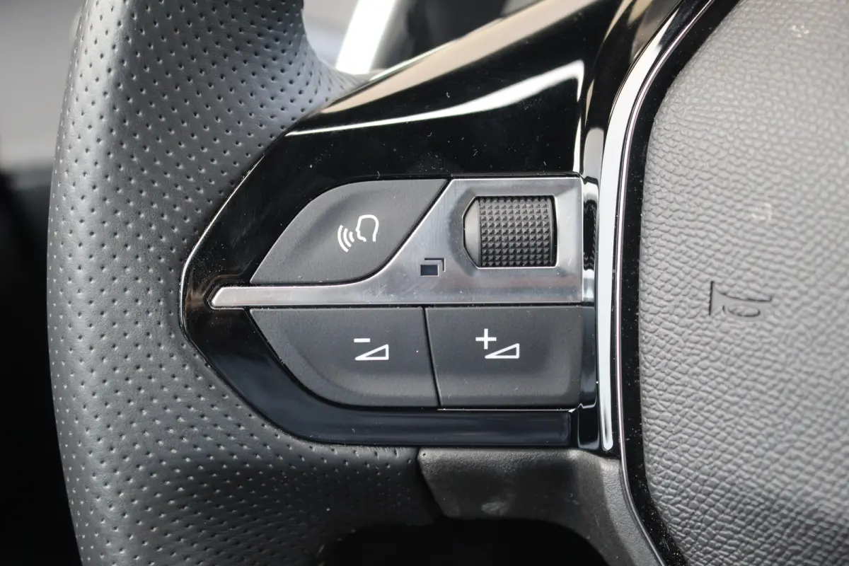 1.2 Hybrid 145 e-DCS6 GT | Adap. Cruise C. | 360 Camera | Navi | Dodehoeksens. | Full-LED | Climate C. | KeyLess | PDC V&A | CarPlay | 17" LMV | Privacy Glass | Adap. Cruise C. | 360 Camera 