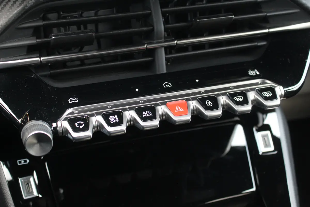 1.2 Hybrid 145 e-DCS6 GT | Adap. Cruise C. | 360 Camera | Navi | Dodehoeksens. | Full-LED | Climate C. | KeyLess | PDC V&A | CarPlay | 17" LMV | Privacy Glass | Adap. Cruise C. | 360 Camera 