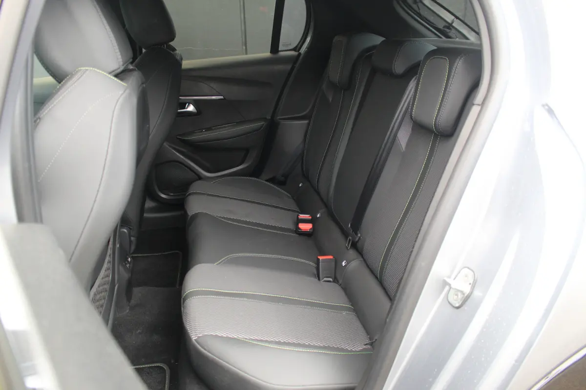 1.2 Hybrid 145 e-DCS6 GT | Adap. Cruise C. | 360 Camera | Navi | Dodehoeksens. | Full-LED | Climate C. | KeyLess | PDC V&A | CarPlay | 17" LMV | Privacy Glass | Adap. Cruise C. | 360 Camera 