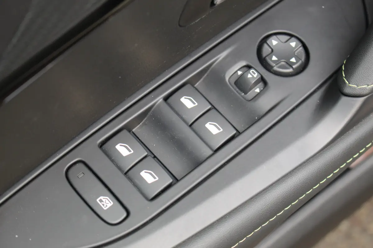 1.2 Hybrid 145 e-DCS6 GT | Adap. Cruise C. | 360 Camera | Navi | Dodehoeksens. | Full-LED | Climate C. | KeyLess | PDC V&A | CarPlay | 17" LMV | Privacy Glass | Adap. Cruise C. | 360 Camera 