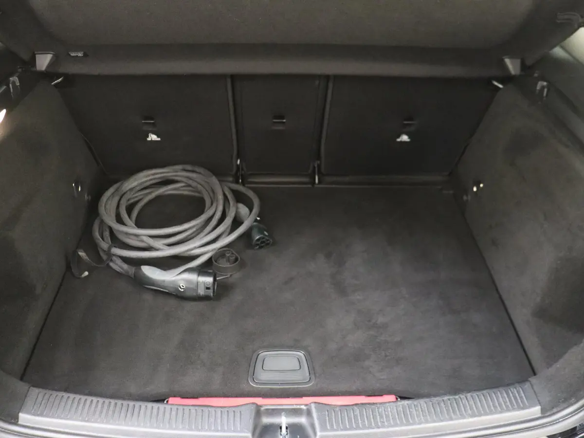 250 e Business Solution AMG Panoramadak / Keyless / Nightpakket / Parkeercamera / 19'' Multispaak / Stoelverwaming /