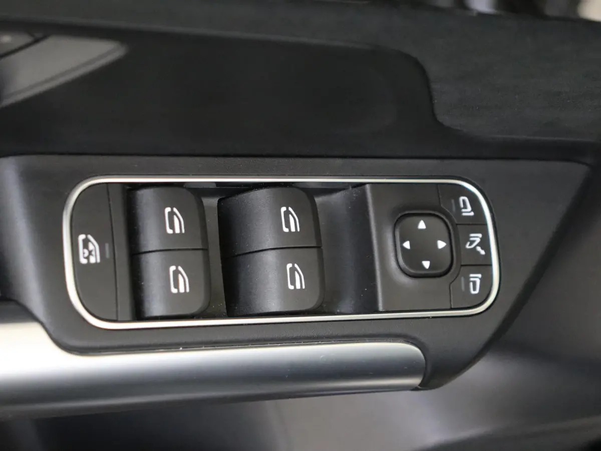 250 e Business Solution AMG Panoramadak / Keyless / Nightpakket / Parkeercamera / 19'' Multispaak / Stoelverwaming /