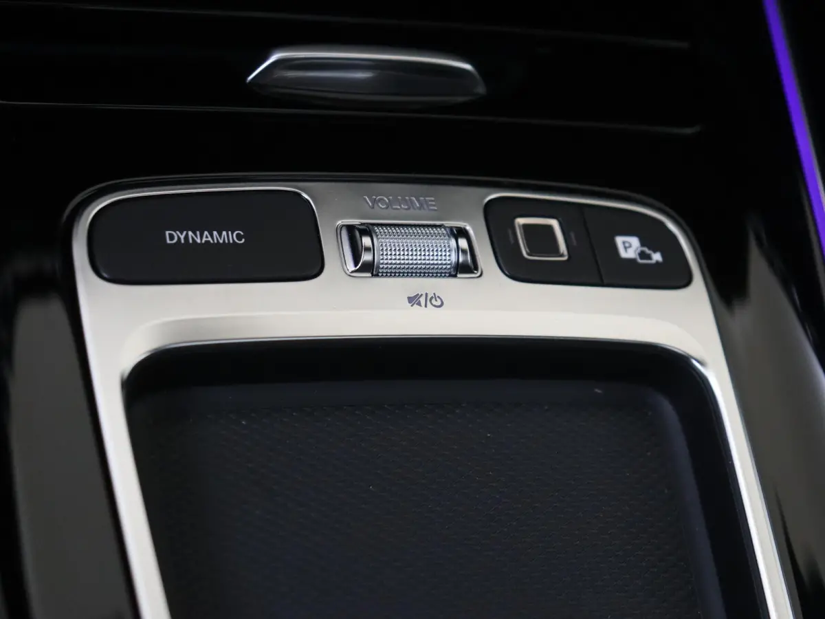 250 e Business Solution AMG Panoramadak / Keyless / Nightpakket / Parkeercamera / 19'' Multispaak / Stoelverwaming /