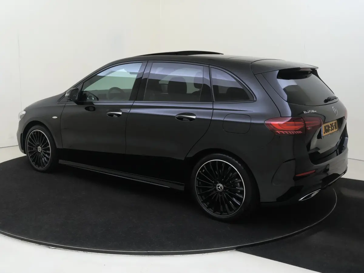 250 e Business Solution AMG Panoramadak / Keyless / Nightpakket / Parkeercamera / 19'' Multispaak / Stoelverwaming /