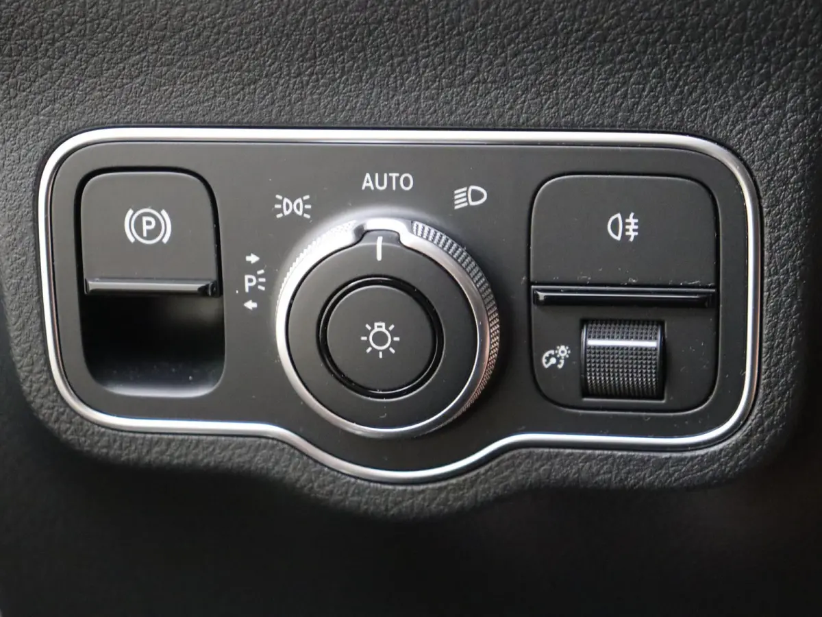 250 e Business Solution AMG Panoramadak / Keyless / Nightpakket / Parkeercamera / 19'' Multispaak / Stoelverwaming /