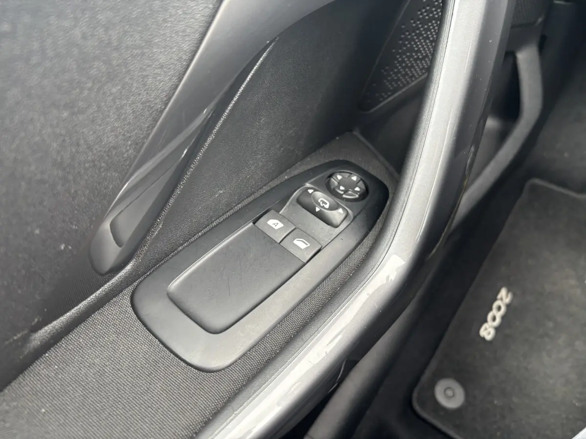 1.2 PureTech Blue Lion GARANTIE/AUTOMAAT/PANORAMADAK/CARPLAY/CLIMA/PDC/LICHTMETAAL rijklaarprijs!