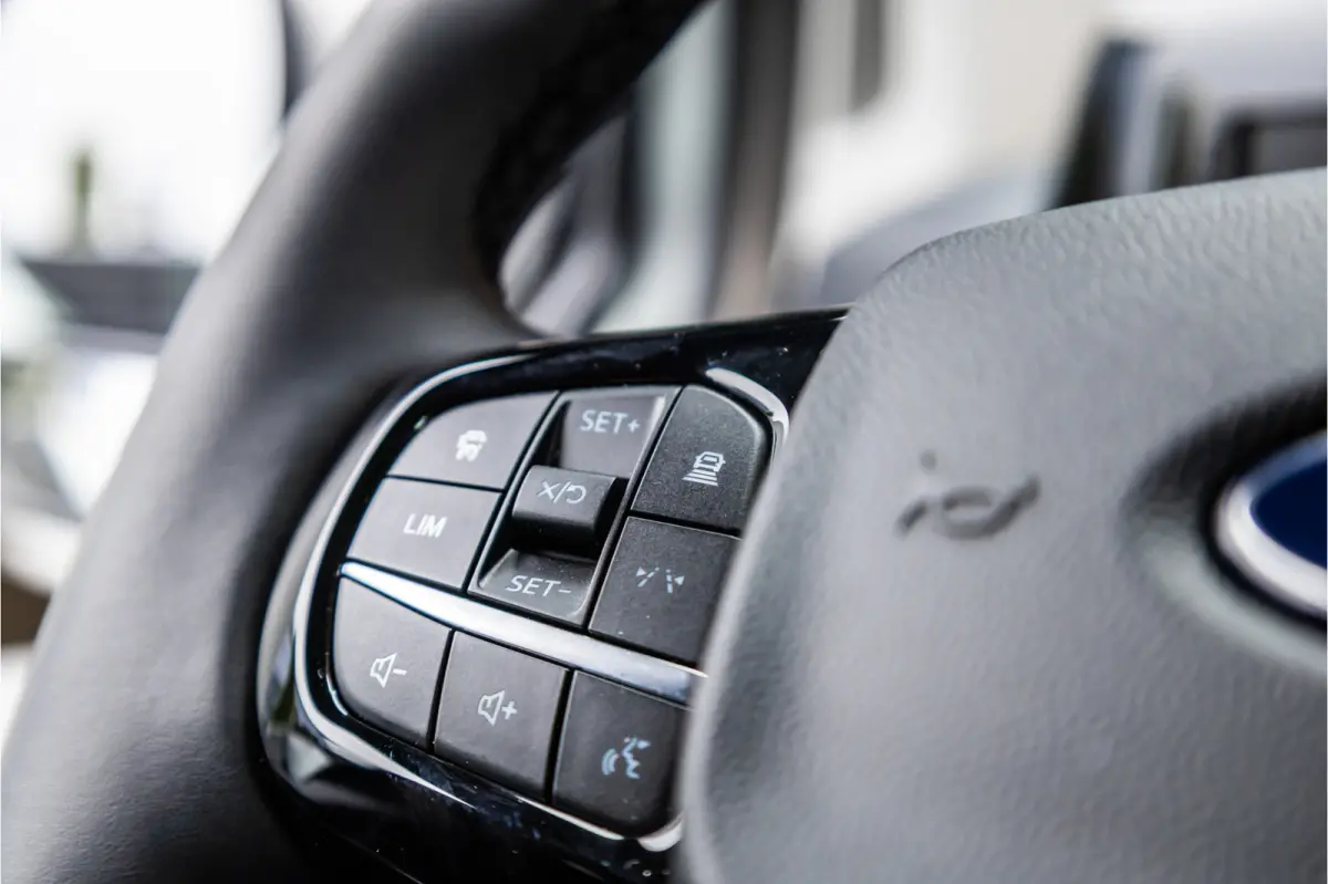 300 2.0 TDCI L2H1 Limited DC | BPM VRIJ | Dubbel Cabine | Elec schuifdeuren | ACC | Blind Spot | 360 Camera | CarPlay | Navigatie | Stoelverwarming | 5-Zitter | BPM Vrij