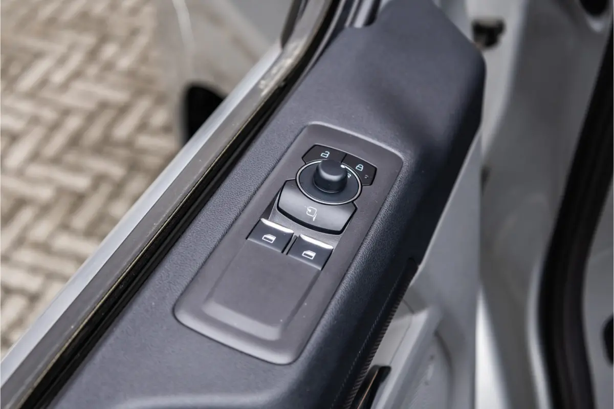 300 2.0 TDCI L2H1 Limited DC | BPM VRIJ | Dubbel Cabine | Elec schuifdeuren | ACC | Blind Spot | 360 Camera | CarPlay | Navigatie | Stoelverwarming | 5-Zitter | BPM Vrij