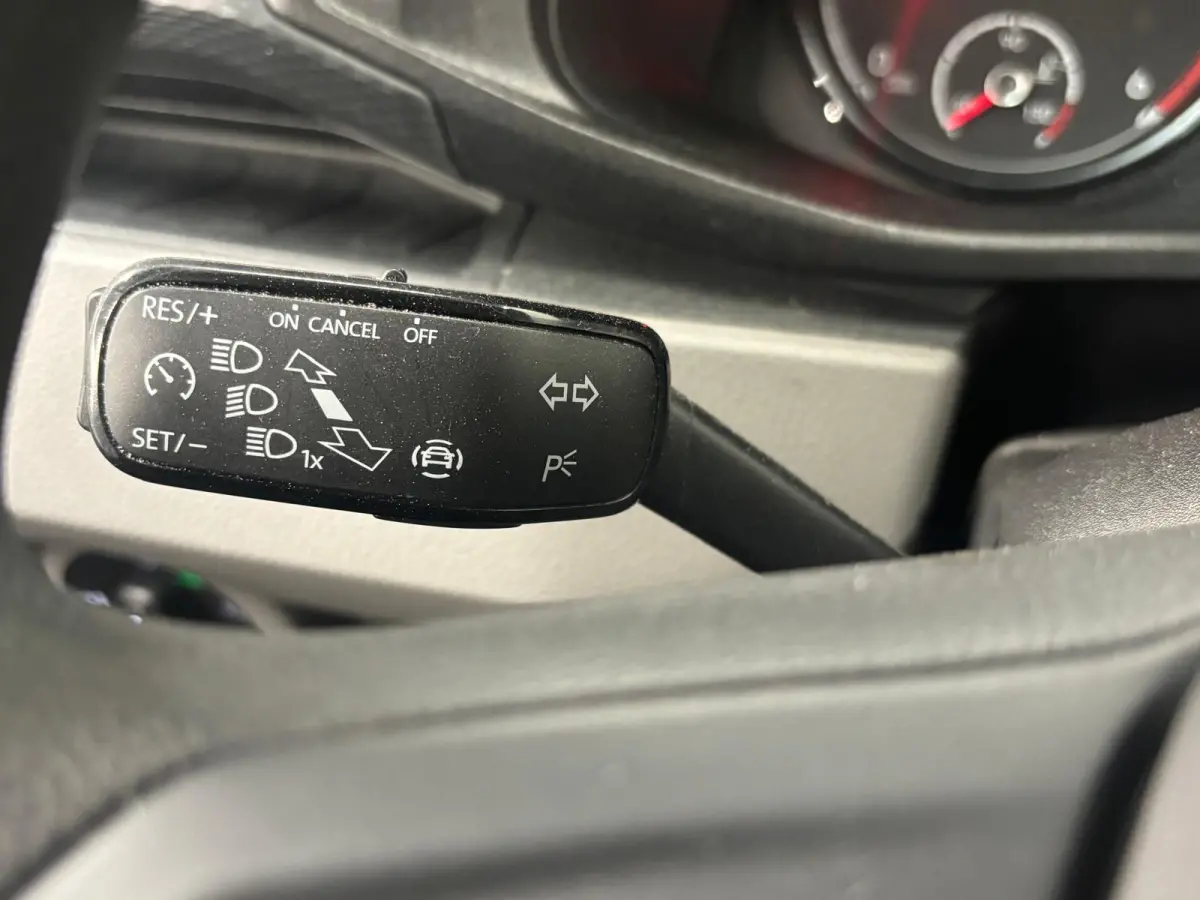 2.0 TDI L1H1 30 Comfortline Airco Cruise Control Apple Carplay Side-bars Licht Metalen velgen Verwarmbare voorstoelen