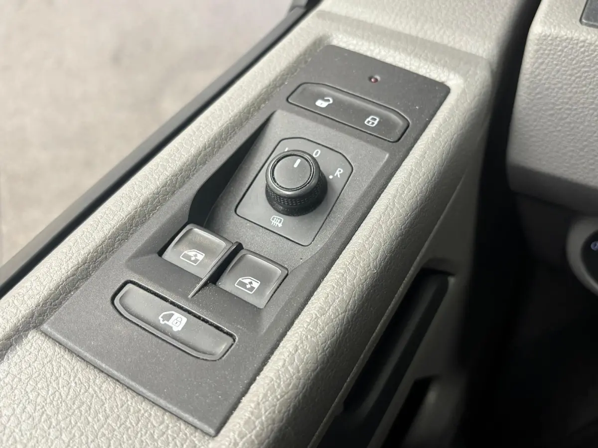 2.0 TDI L1H1 30 Comfortline Airco Cruise Control Apple Carplay Side-bars Licht Metalen velgen Verwarmbare voorstoelen
