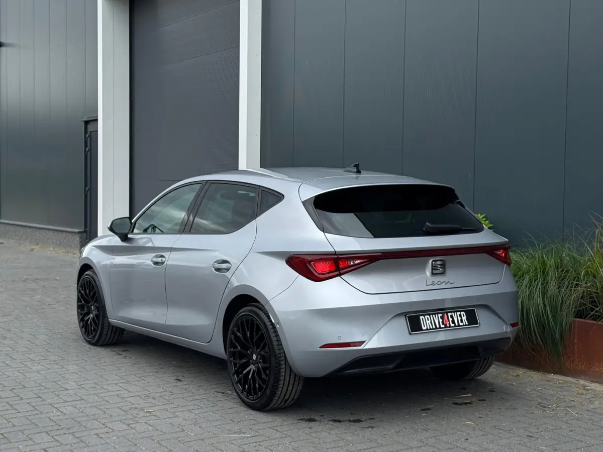 Hatchback 1.0 eTSI Style | Automaat | Camera | Zeer zuinig