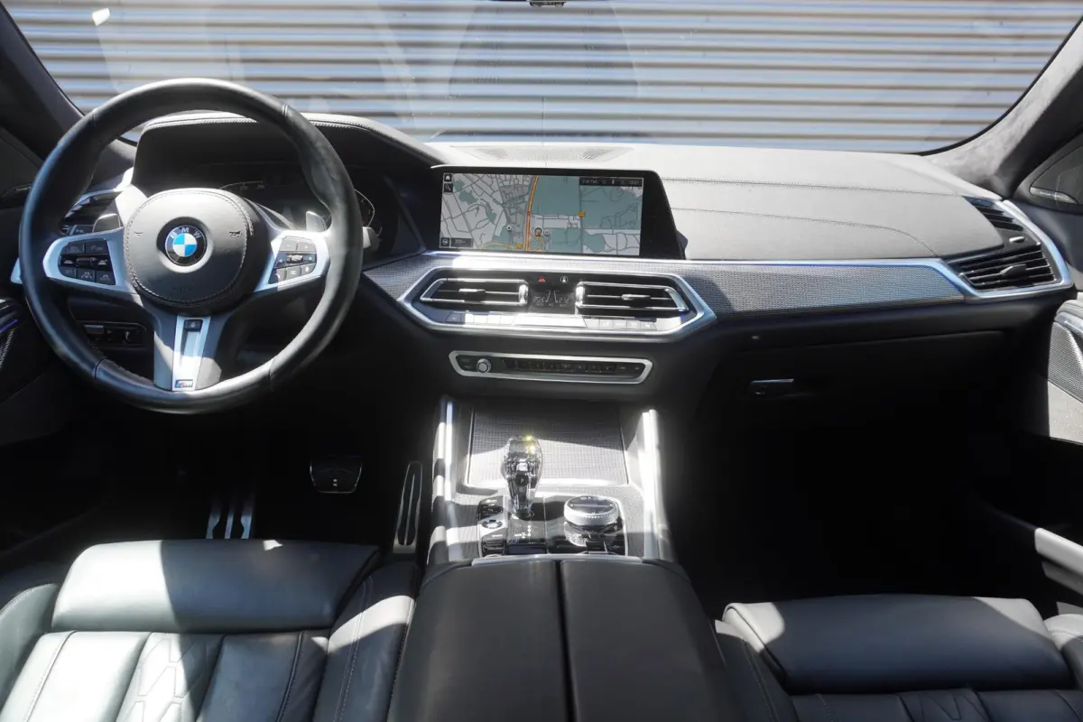 xDrive40i | M Sportpakket | High Executive | Trekhaak met elektrisch wegklapbare kogel | Glazen panoramadak | Harman Kardon Surround Sound Systeem | Soft Close Automatic portieren