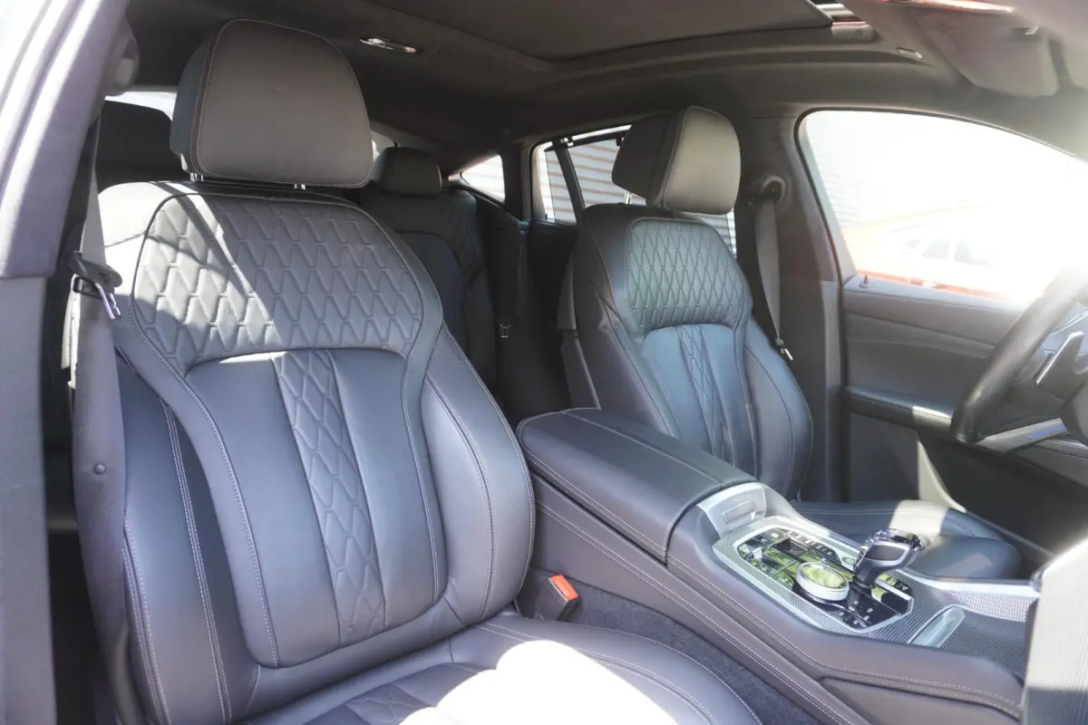 xDrive40i | M Sportpakket | High Executive | Trekhaak met elektrisch wegklapbare kogel | Glazen panoramadak | Harman Kardon Surround Sound Systeem | Soft Close Automatic portieren