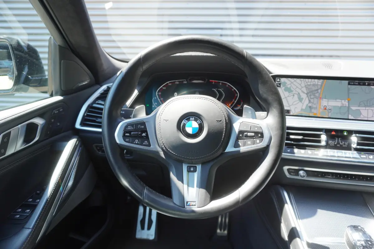 xDrive40i | M Sportpakket | High Executive | Trekhaak met elektrisch wegklapbare kogel | Glazen panoramadak | Harman Kardon Surround Sound Systeem | Soft Close Automatic portieren