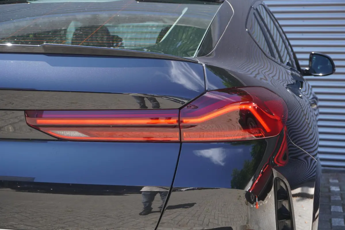 xDrive40i | M Sportpakket | High Executive | Trekhaak met elektrisch wegklapbare kogel | Glazen panoramadak | Harman Kardon Surround Sound Systeem | Soft Close Automatic portieren