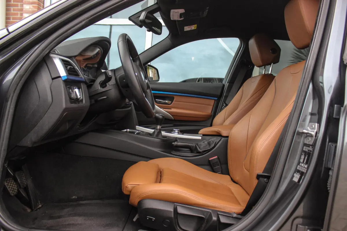 318i Centennial Executive M-sport | 2e eigenaar | HiFi audio | Navigatie | Bluetooth | Climate control | M-sportstuur | Cruise control | PDC | 18 inch | Trekhaak