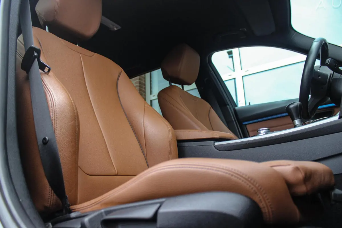 318i Centennial Executive M-sport | 2e eigenaar | HiFi audio | Navigatie | Bluetooth | Climate control | M-sportstuur | Cruise control | PDC | 18 inch | Trekhaak