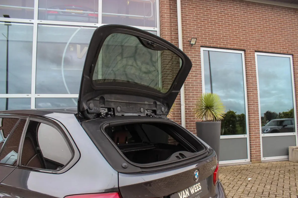 318i Centennial Executive M-sport | 2e eigenaar | HiFi audio | Navigatie | Bluetooth | Climate control | M-sportstuur | Cruise control | PDC | 18 inch | Trekhaak