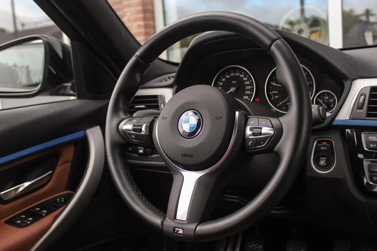 318i Centennial Executive M-sport | 2e eigenaar | HiFi audio | Navigatie | Bluetooth | Climate control | M-sportstuur | Cruise control | PDC | 18 inch | Trekhaak