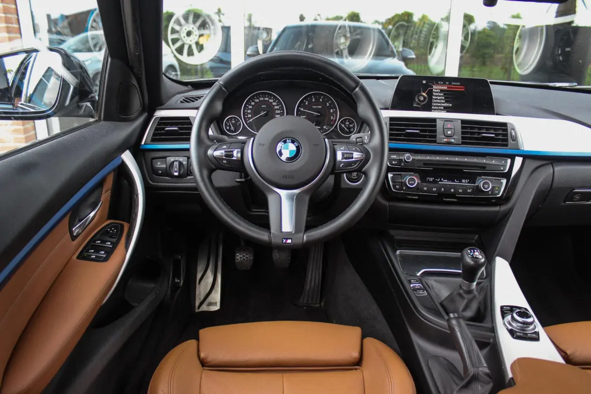 318i Centennial Executive M-sport | 2e eigenaar | HiFi audio | Navigatie | Bluetooth | Climate control | M-sportstuur | Cruise control | PDC | 18 inch | Trekhaak