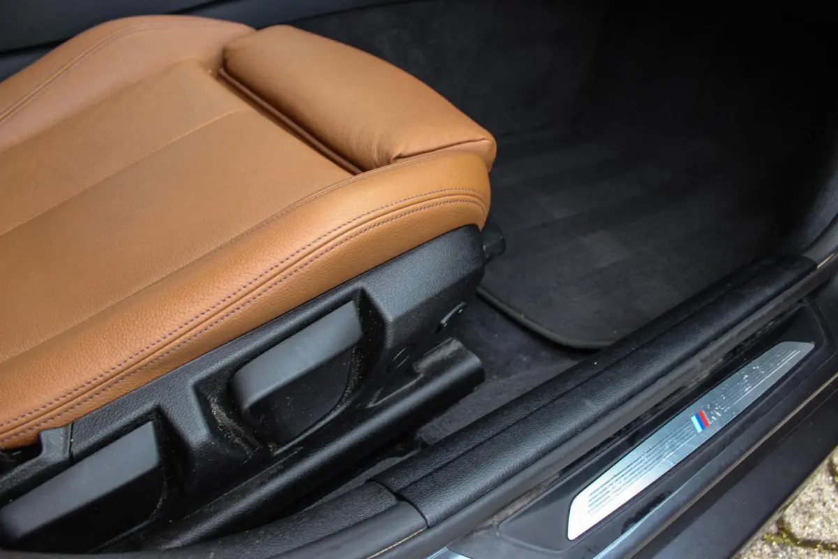 318i Centennial Executive M-sport | 2e eigenaar | HiFi audio | Navigatie | Bluetooth | Climate control | M-sportstuur | Cruise control | PDC | 18 inch | Trekhaak