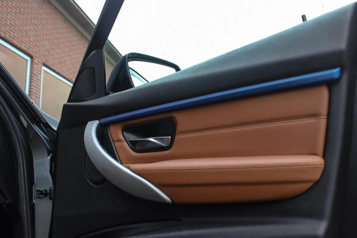 318i Centennial Executive M-sport | 2e eigenaar | HiFi audio | Navigatie | Bluetooth | Climate control | M-sportstuur | Cruise control | PDC | 18 inch | Trekhaak