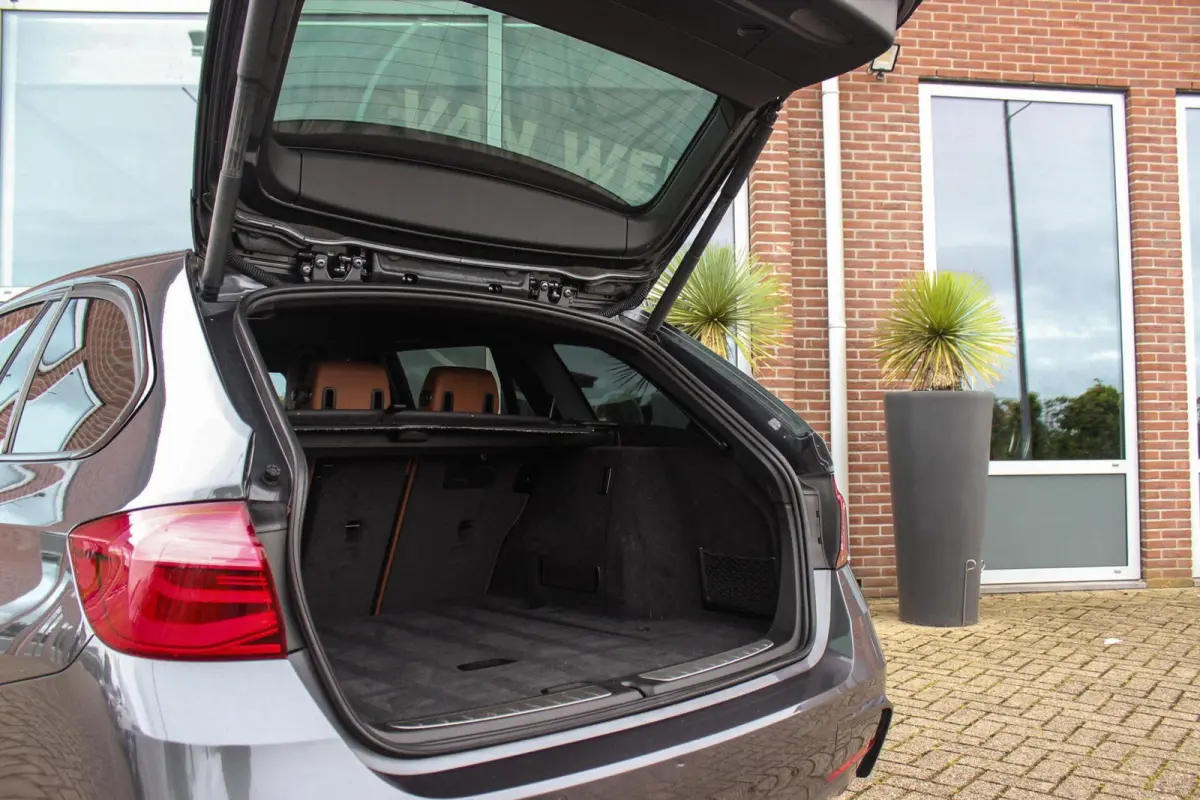 318i Centennial Executive M-sport | 2e eigenaar | HiFi audio | Navigatie | Bluetooth | Climate control | M-sportstuur | Cruise control | PDC | 18 inch | Trekhaak