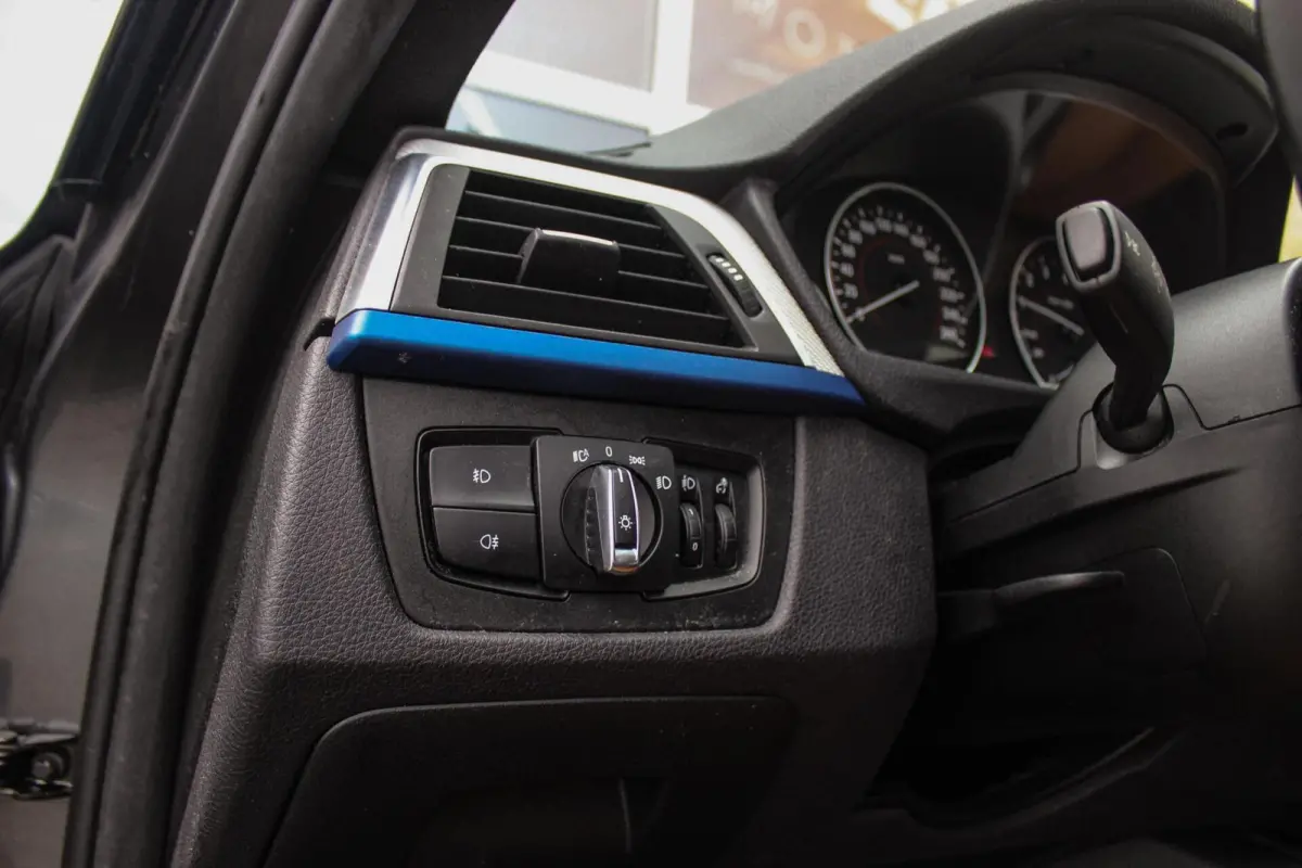 318i Centennial Executive M-sport | 2e eigenaar | HiFi audio | Navigatie | Bluetooth | Climate control | M-sportstuur | Cruise control | PDC | 18 inch | Trekhaak