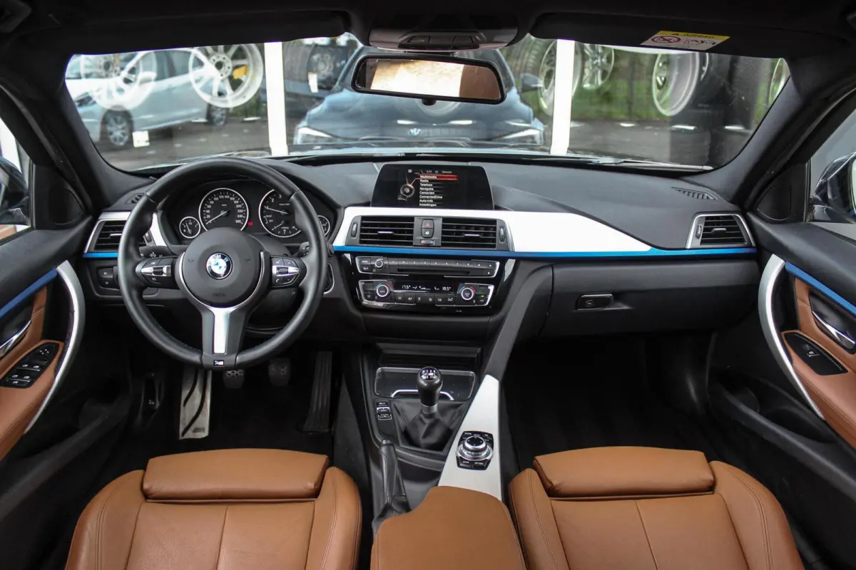318i Centennial Executive M-sport | 2e eigenaar | HiFi audio | Navigatie | Bluetooth | Climate control | M-sportstuur | Cruise control | PDC | 18 inch | Trekhaak
