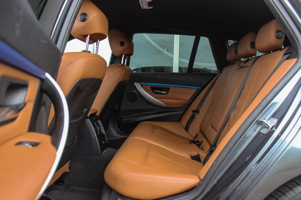 318i Centennial Executive M-sport | 2e eigenaar | HiFi audio | Navigatie | Bluetooth | Climate control | M-sportstuur | Cruise control | PDC | 18 inch | Trekhaak