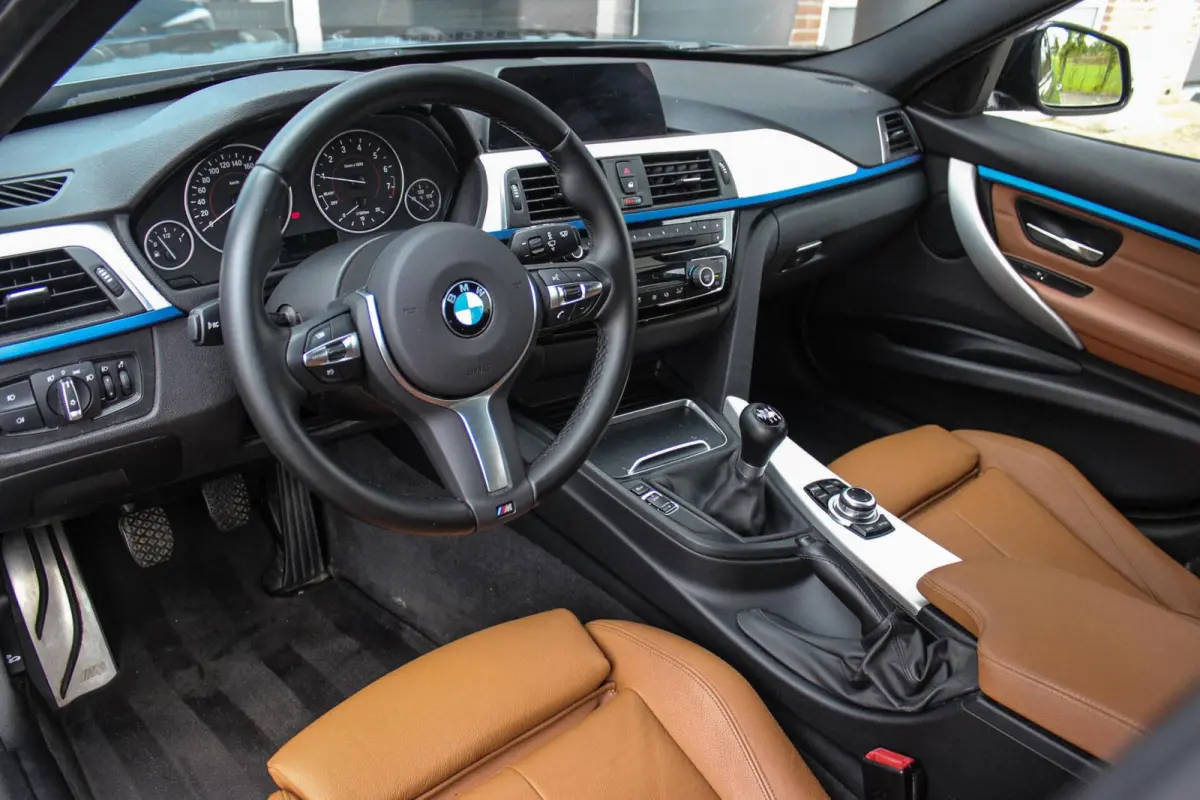 318i Centennial Executive M-sport | 2e eigenaar | HiFi audio | Navigatie | Bluetooth | Climate control | M-sportstuur | Cruise control | PDC | 18 inch | Trekhaak