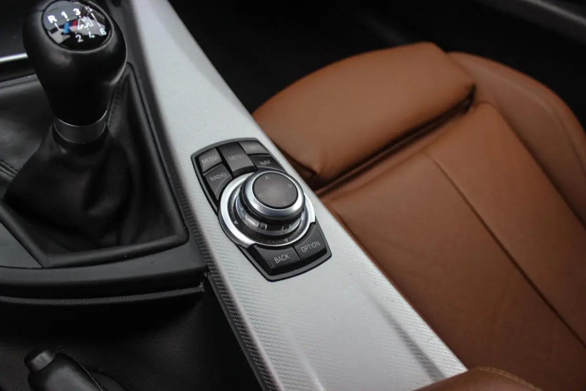 318i Centennial Executive M-sport | 2e eigenaar | HiFi audio | Navigatie | Bluetooth | Climate control | M-sportstuur | Cruise control | PDC | 18 inch | Trekhaak