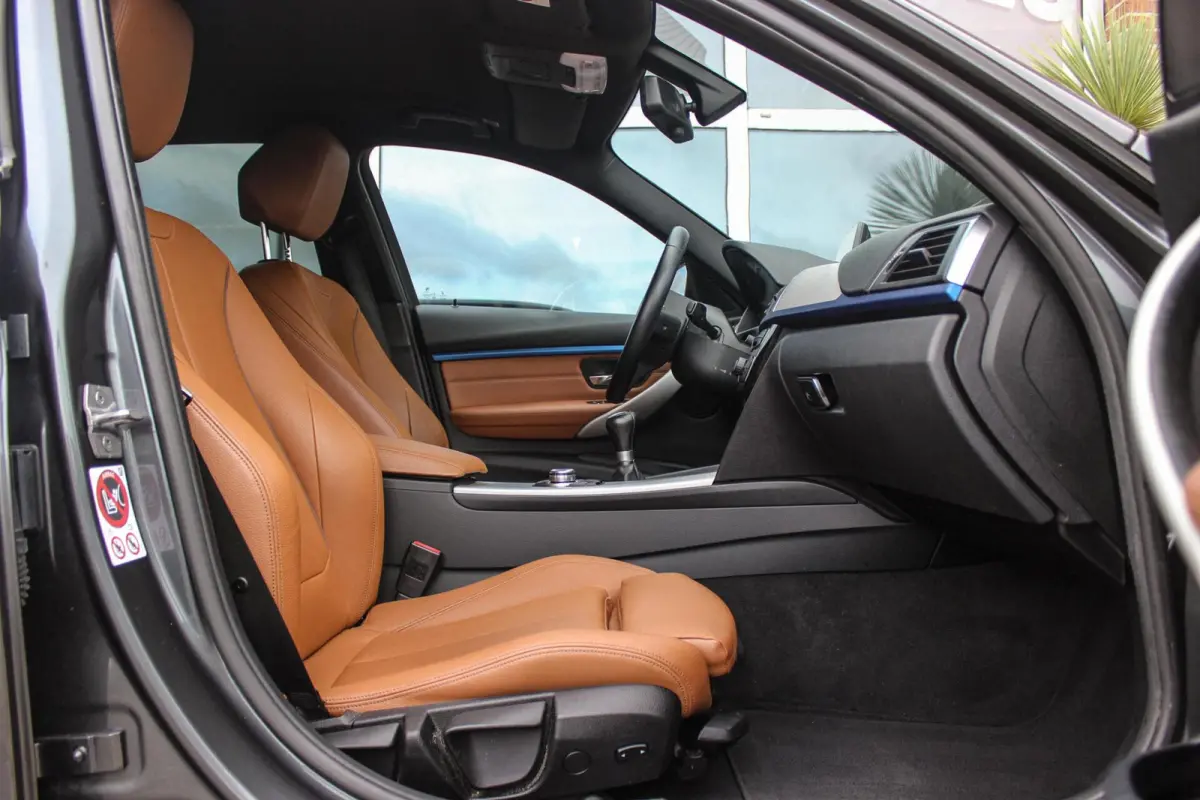 318i Centennial Executive M-sport | 2e eigenaar | HiFi audio | Navigatie | Bluetooth | Climate control | M-sportstuur | Cruise control | PDC | 18 inch | Trekhaak