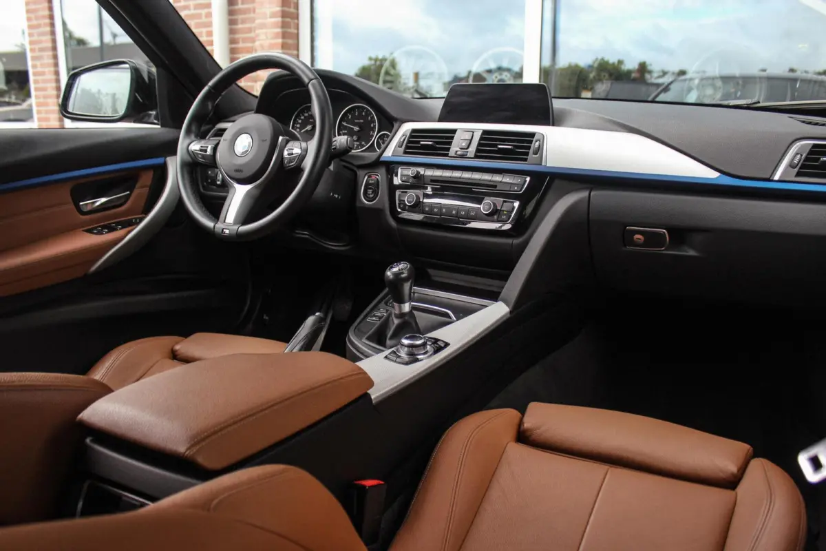318i Centennial Executive M-sport | 2e eigenaar | HiFi audio | Navigatie | Bluetooth | Climate control | M-sportstuur | Cruise control | PDC | 18 inch | Trekhaak