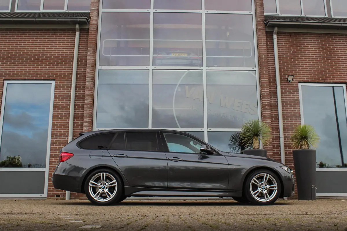 318i Centennial Executive M-sport | 2e eigenaar | HiFi audio | Navigatie | Bluetooth | Climate control | M-sportstuur | Cruise control | PDC | 18 inch | Trekhaak